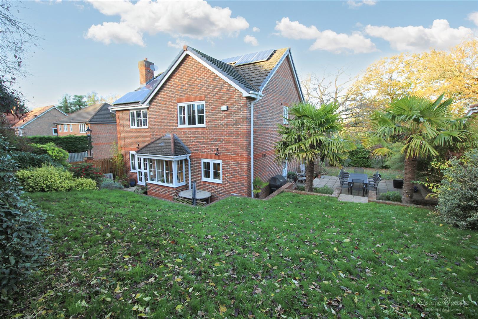 4 bed property in Roebuck Rise, Reading